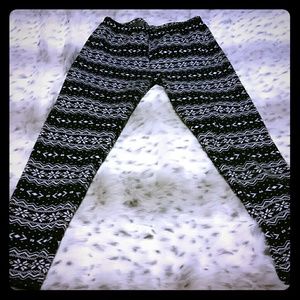Black and white lined snowflake print leggings
